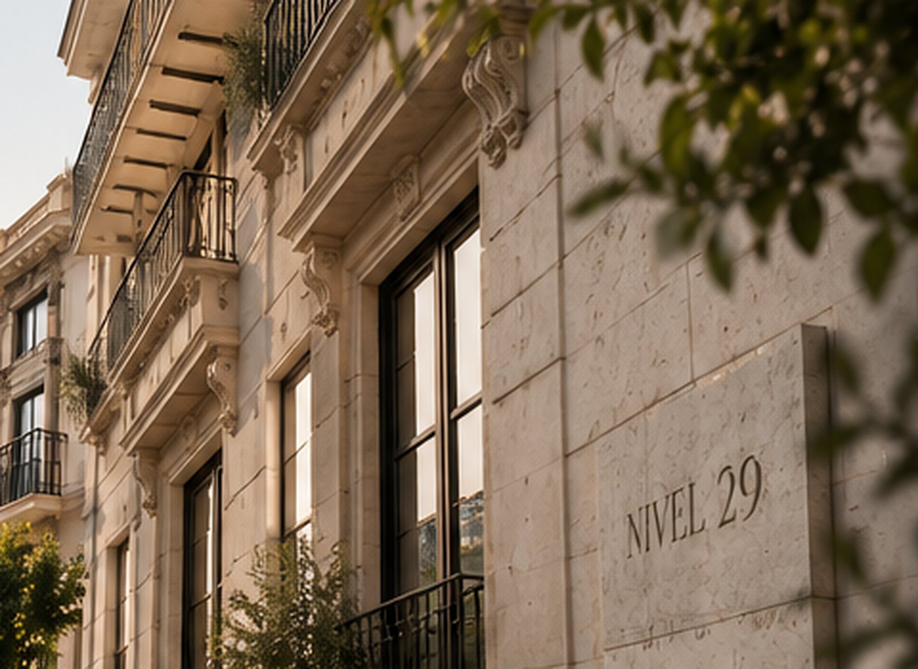 Fachada de un edificio clásico con placa de Nivel 29